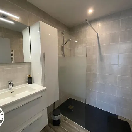 6 Personnes Au Calme Avec Terrasse Et Equipements Modernes A - Fr-1-426-535