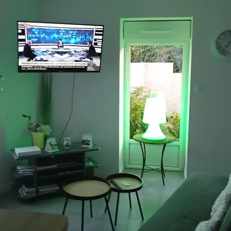 6 Personnes Au Calme Avec Terrasse Et Equipements Modernes A - Fr-1-426-535